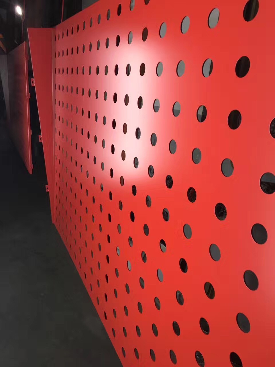幕墙降噪用冲孔铝单板和铝蜂窝板-哪个性能好？